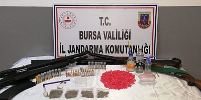 Bursa İl Jandarma Ekipleri tarafından iki farklı adrese yapılan operasyonda çok sayıda silah ve uyuşturucu madde ele geçirildi.