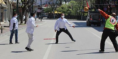 Bursa'nın en işlek caddesinde ip gerip voleybol oynadılar