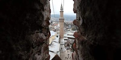 BURSA - Tarihi Ulu Cami'ye Ramazan biz olmaktır yazılı mahya asıldı