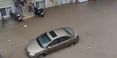 Bursa’yı sağanak vurdu, cadde ve sokaklar sular altında kaldı