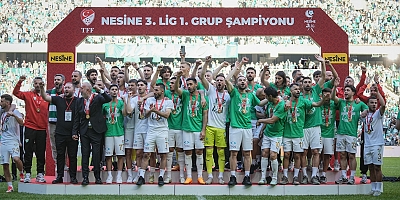 Bursaspor, şampiyonluk kupasını kaldırdı