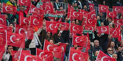 Bursaspor tribünleri Türk bayraklarıyla donatıldı