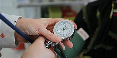 Büyük şehirden uzaklaşmak için gönüllü tayin istediği köyde ebelik yapıyor