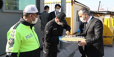 Büyükşehir’den polise baklavalı kutlama