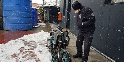 Çaldıkları motosiklet arızalanınca, akaryakıt istasyonuna terk eden kişiler kameraya yansıdı