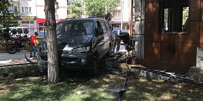 kamyonet cami bahçesine daldı.