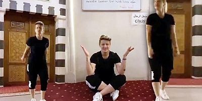 Camiye ayakkabıyla girip video çekti ve utanmadan paylaştı