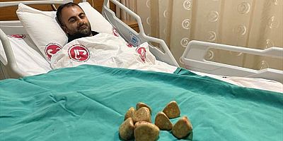 Çanakkale'de ameliyat edilen hastanın mesanesinden yarım kilo taş çıkarıldı