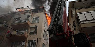 Çanakkale'de bir evin çatısında çıkan yangın itfaiye ekiplerince söndürüldü