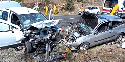 Çanakkale’de çarpışan iki otomobildeki 5 kişi yaralandı