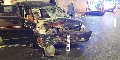 Çanakkale'de kamyona arkadan çarpan otomobildeki 1 kişi öldü, 4 kişi yaralandı