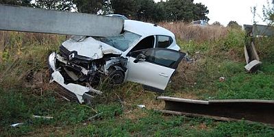 Çanakkale'de yoldan çıkan otomobil sulama kanaletlerine hasar verdi