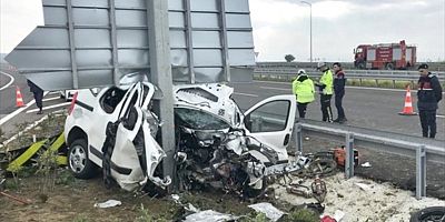 Çanakkale'de yön levhasının direğine çarpan otomobildeki anne ile oğlu öldü