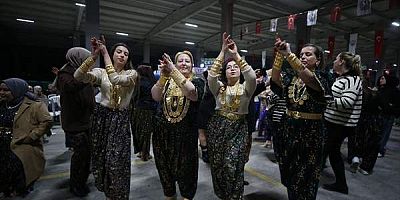 Çanakkaleli anne ile kızı şalvar kültürünü eğlence 