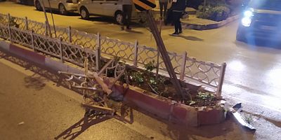 ÇARDAK CAMİİ CİVARINDA ARABA KALDIRIMA ÇARPTI, SÜRÜCÜ KAÇTI