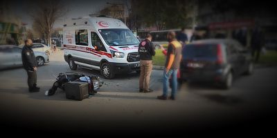 Çarpışan motosikletler savrularak otomobile çarptı; 1 yaralı