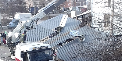 ÇATI ARAÇLARIN ÜZERİNE UÇTU