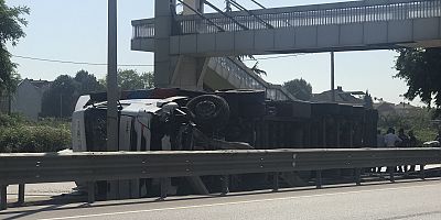 ÇEKİRDEK YÜKLÜ TIR DEVRİLDİ