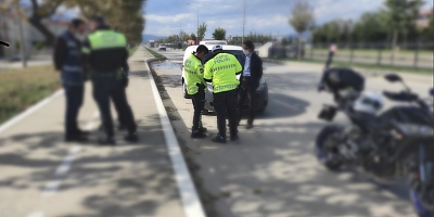 Çekme belgeli hafif ticari araç ile trafiğe çıkan sürücüye önce ceza kesildi sonra aracı bağlandı