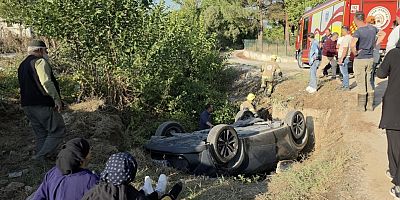 CENAZEYE GELENLERİN ARACI ÇUKURA TERS DÖNDÜ: 5 YARALI