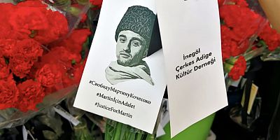 ÇERKESLERDEN BİNLERCE KARANFİL İLE PROTESTO