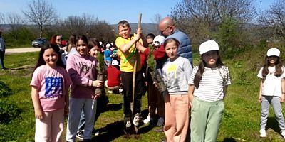 Çitli Mahallesi’nde Minik Yüreklerden Büyük Dokunuş: Fidanlar Toprakla Buluştu