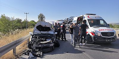 Çitli Mevkiinde Otomobil Traktör Römorkuna Çarptı