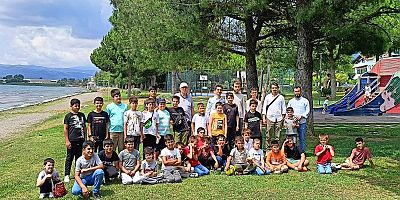 Çocuklar hem dini ilimleri öğreniyor hem de doyasıya eğleniyor