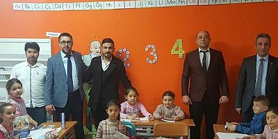 Çocuklar İçin Dede Korkut eserini İlkokulu’ndaki öğrencilere hediye etti.