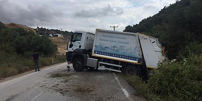 ÇÖP KAMYONU YOL KENARINA UÇTU