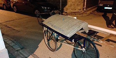 Çöp konteynerinin demir kapağını çalmaya çalışan kişi yakayı ele verdi
