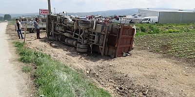 Çöp yüklü kamyon devrildi