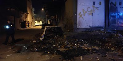 ÇÖPLERİ ATEŞE VERDİLER KERESTELER ALEV ALDI