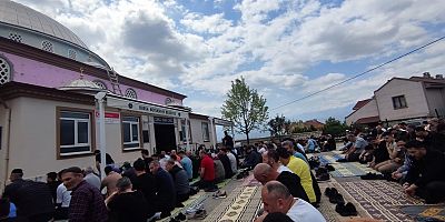 Cuma namazına gelen vatandaşlar yer bulmakta zorluk çekti