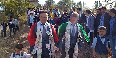 Delikanlılar düğünde toplanan parayı spor kulübüne bağışladılar