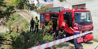 Dere yatağına devrilen traktörün sürücüsü hayatını kaybetti
