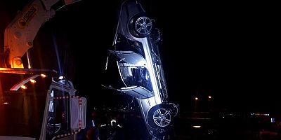 Dereye devrilen araçtaki genç yaralandı