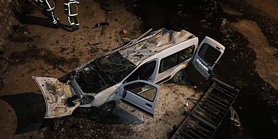 Dereye devrilen hafif ticari araçtaki 2 kişi yaralandı