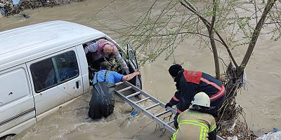 Dereye uçan araçta mahsur kalan kişi kurtarıldı