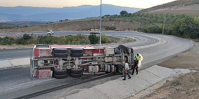 Devrilen itfaiye aracındaki 3 itfaiye eri yaralandı