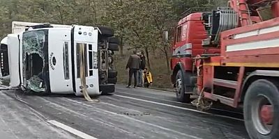 Devrilen kamyonun şoförü hafif şekilde yaralandı