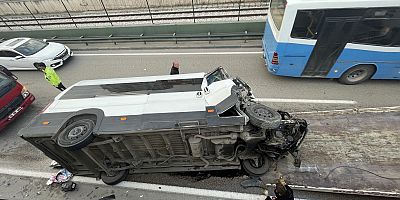 Devrilen servis aracının sürücüsü yaralandı