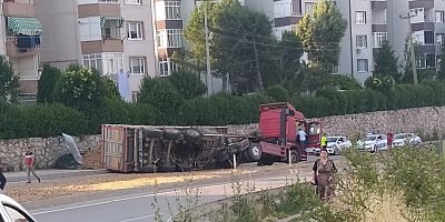 Devrilen talaş yüklü tır yolu kapattı