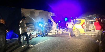 Devrilen tırdan dökülen malzemelere çarpan taksideki 1 kişi öldü, 2 kişi yaralandı
