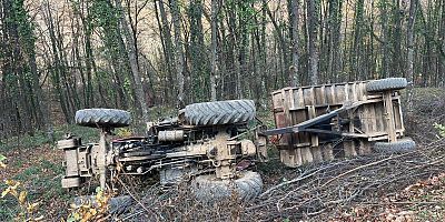 Devrilen traktördeki 2 kişi yaralandı