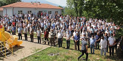 Devrilen traktörün altında kalan hayatını kaybeden muhtar defnedildi 