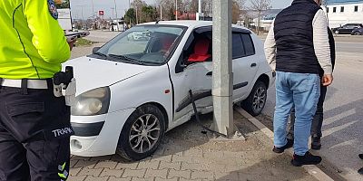 DİREĞE ÇARPAN OTOMOBİL SÜRÜCÜSÜ YARALANDI