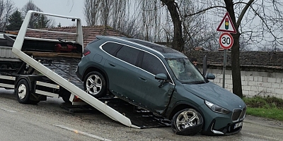 Direksiyon hâkimiyetini kaybeden cip refüje çarptı, gençler olay yerinden uzaklaştı