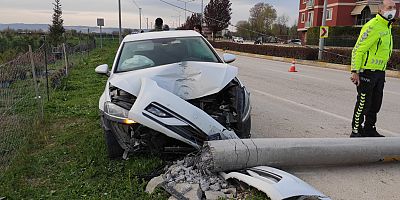 Direksiyon hakimiyetini kaybeden sürücü Elektrik direğine çarptı