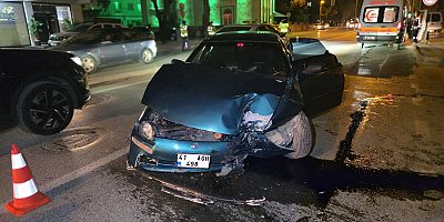 Direksiyon Hakimiyetini Kaybetti, Direğe Çarptı: 3 Yaralı